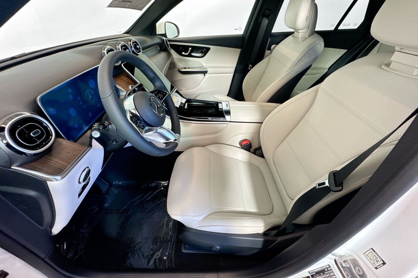 New 2026 Polar White Mercedes-Benz GLC 300 image 18