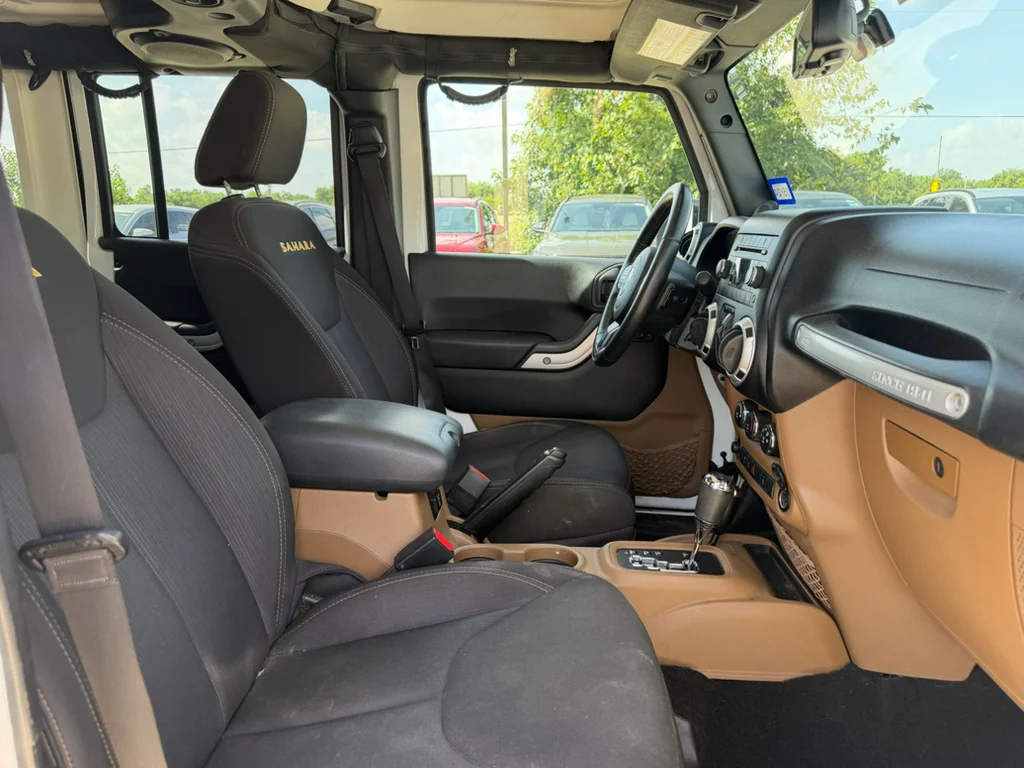 Used 2014 Bright White Clearcoat Jeep Sahara image 11