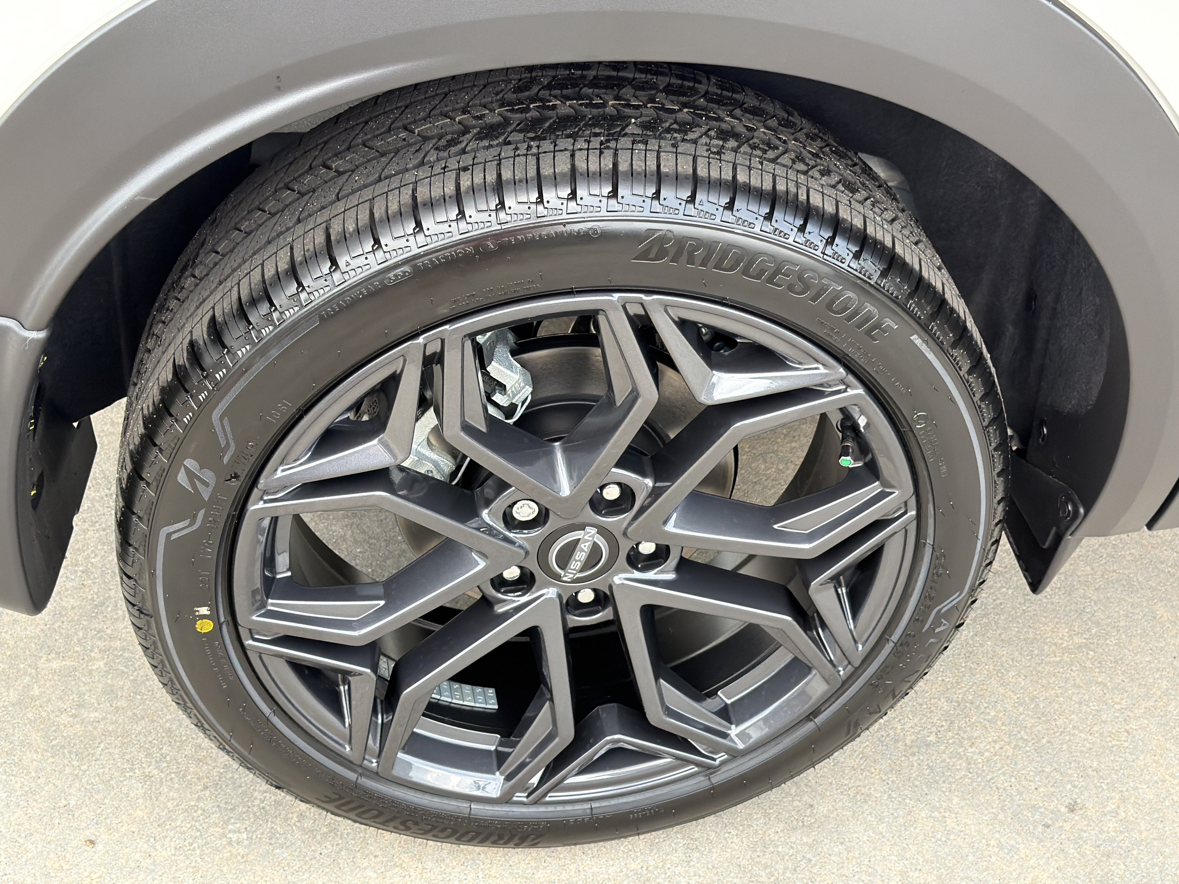New 2026 Aspen White Tricoat/Super Black Nissan SR image 18