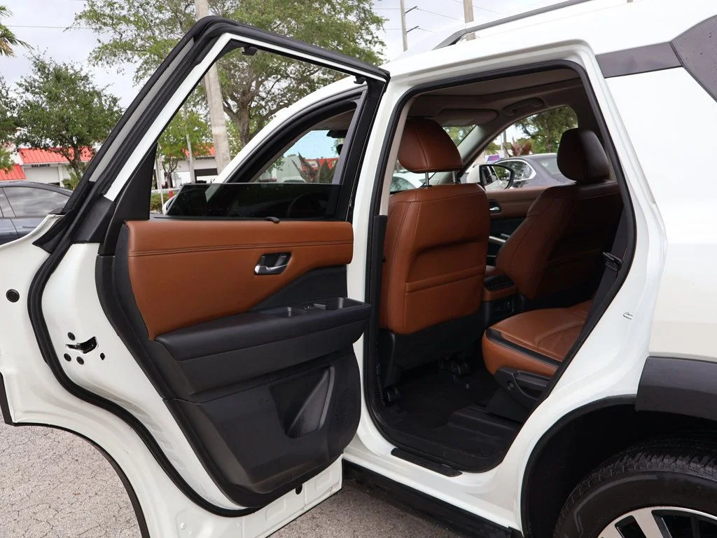 Used 2024 White Nissan Platinum image 29