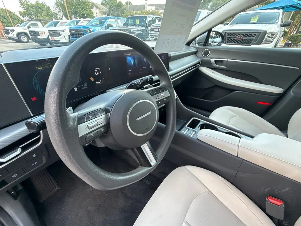 Used 2025 Gray Hyundai SEL image 15