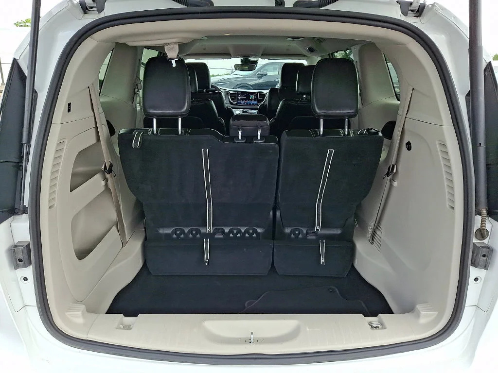 Used 2024 Bright White Cl Chrysler Touring L image 31
