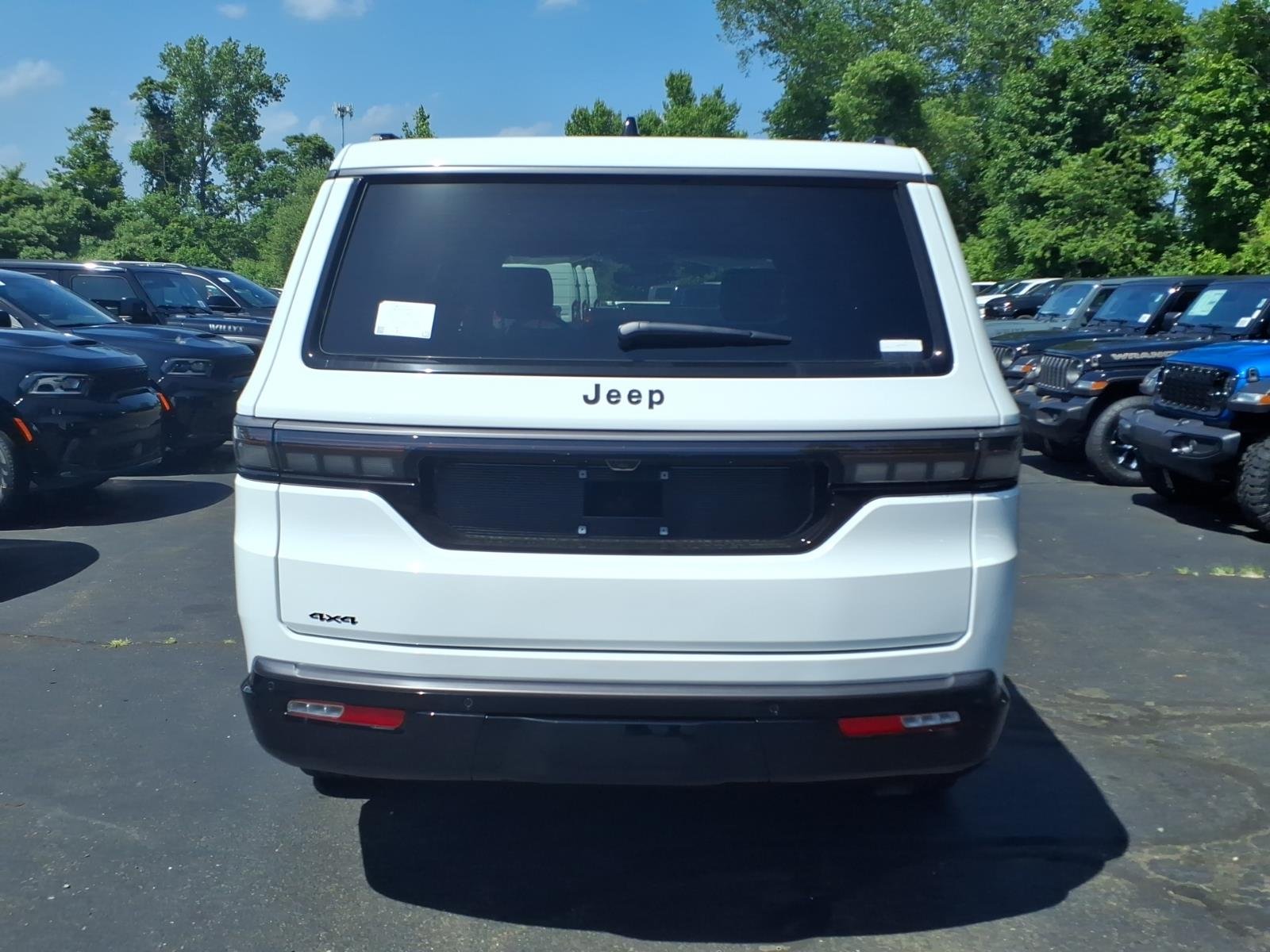 New 2026 Bright White Clear-Coat Exterior Paint Jeep Limited Altitude image 5