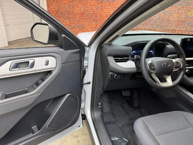 New 2026 Space White Metallic Ford Active image 8