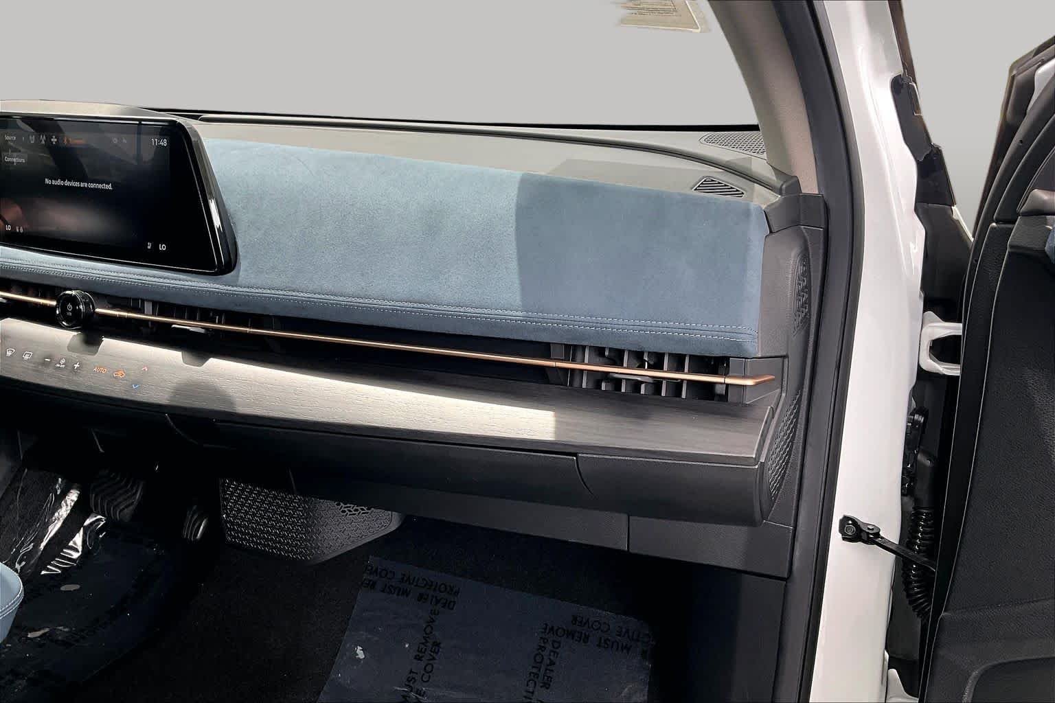 Used 2023 Everest White Pearl Tricoat/Black Diamond Pearl Nissan PLATINUM+ image 18