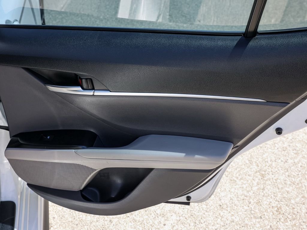 Used 2018 White Toyota SE image 17
