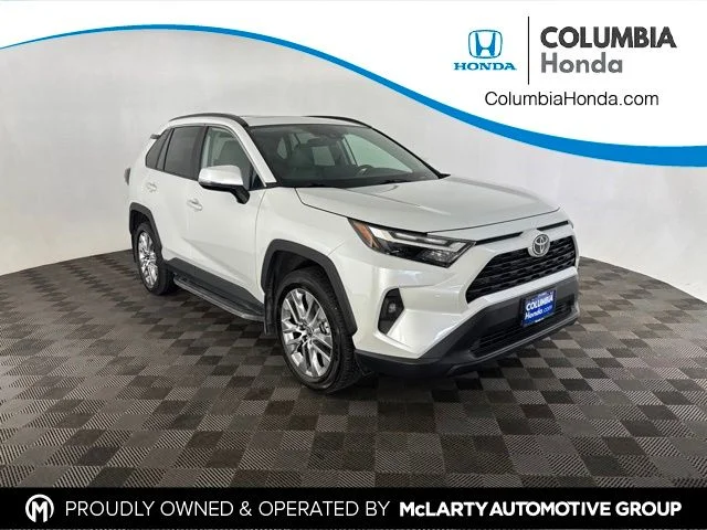 Used 2025 Beige Toyota XLE Premium image 1