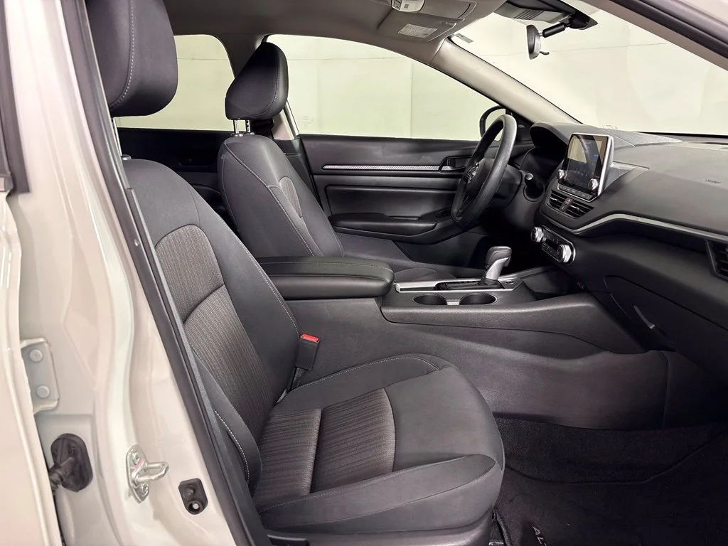 Used 2025 White Nissan 2.5 S image 39
