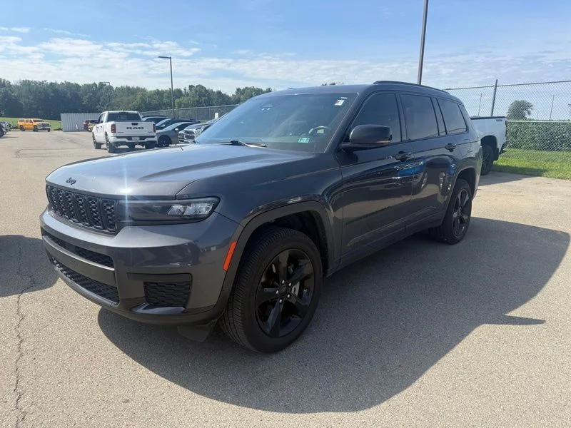 Used 2022 Gray Jeep Altitude image 2