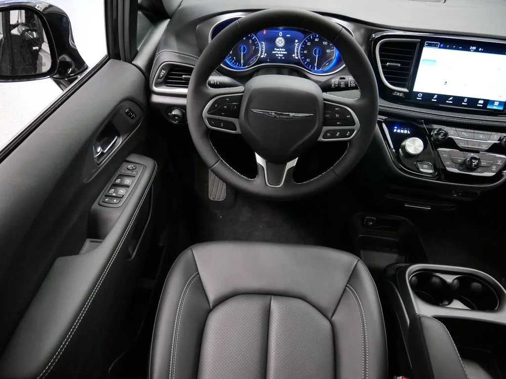 2026 Chrysler Pacifica Select - Photo 15