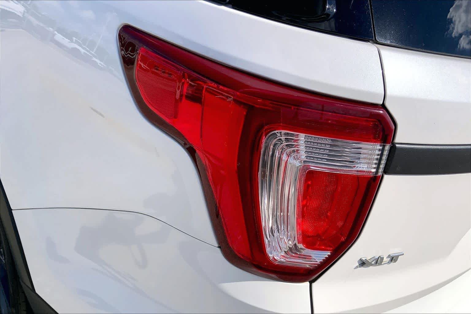 Used 2017 White Platinum Metallic Tri-Coat Ford XLT image 29