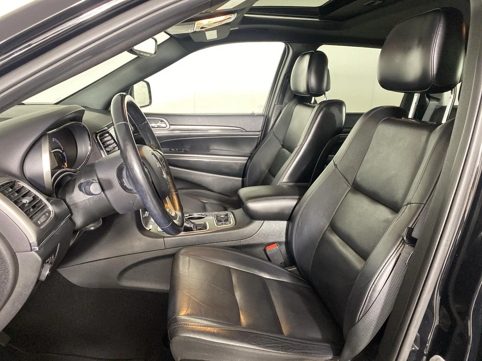 Used 2020 Diamond Black Crystal Pearlcoat Jeep Limited image 10