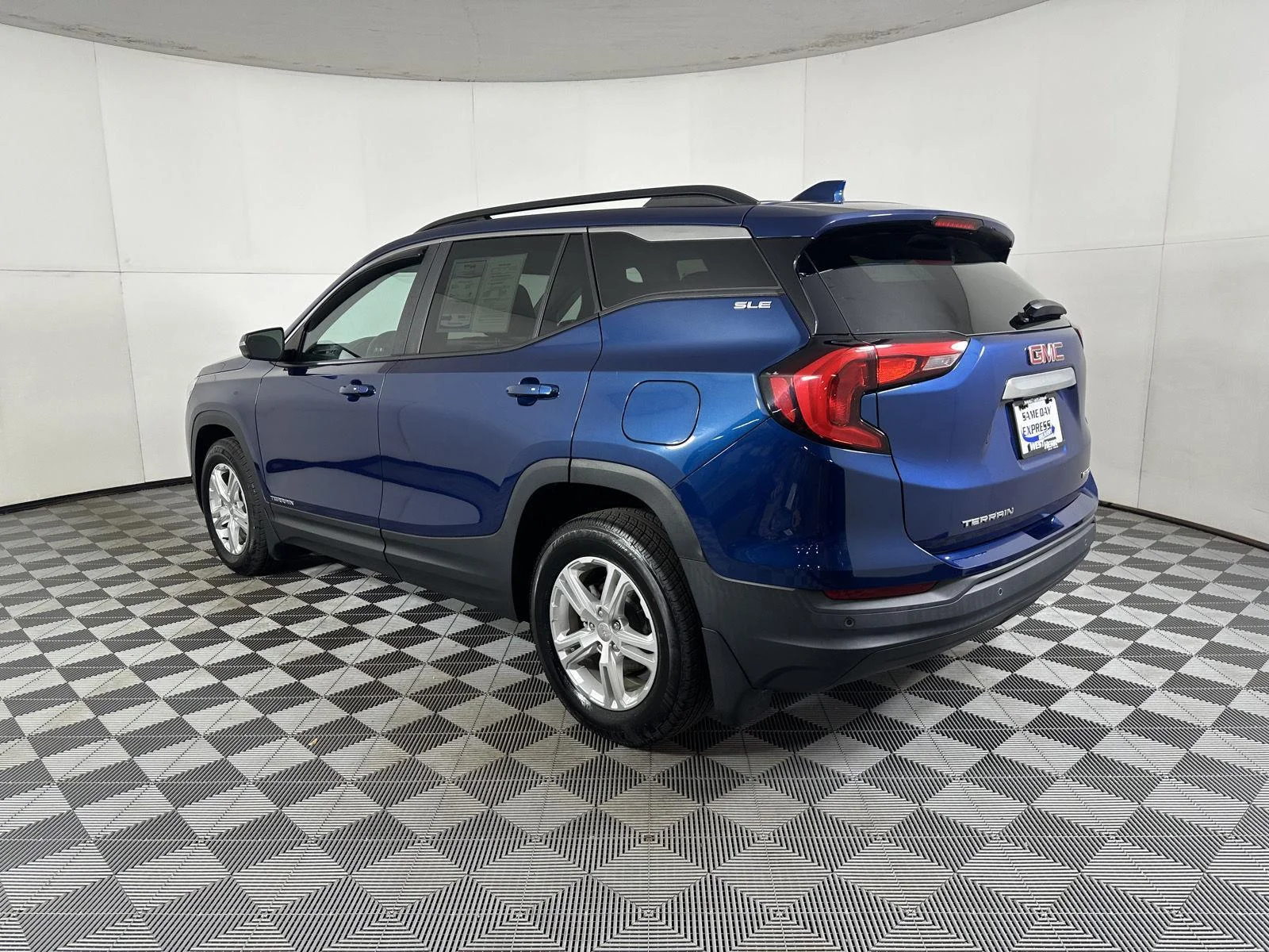 Used 2021 Blue Emerald Metallic GMC SLE image 11