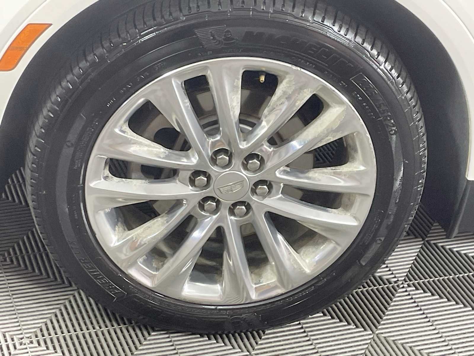 Used 2019 Crystal White Tricoat Cadillac Platinum AWD image 31