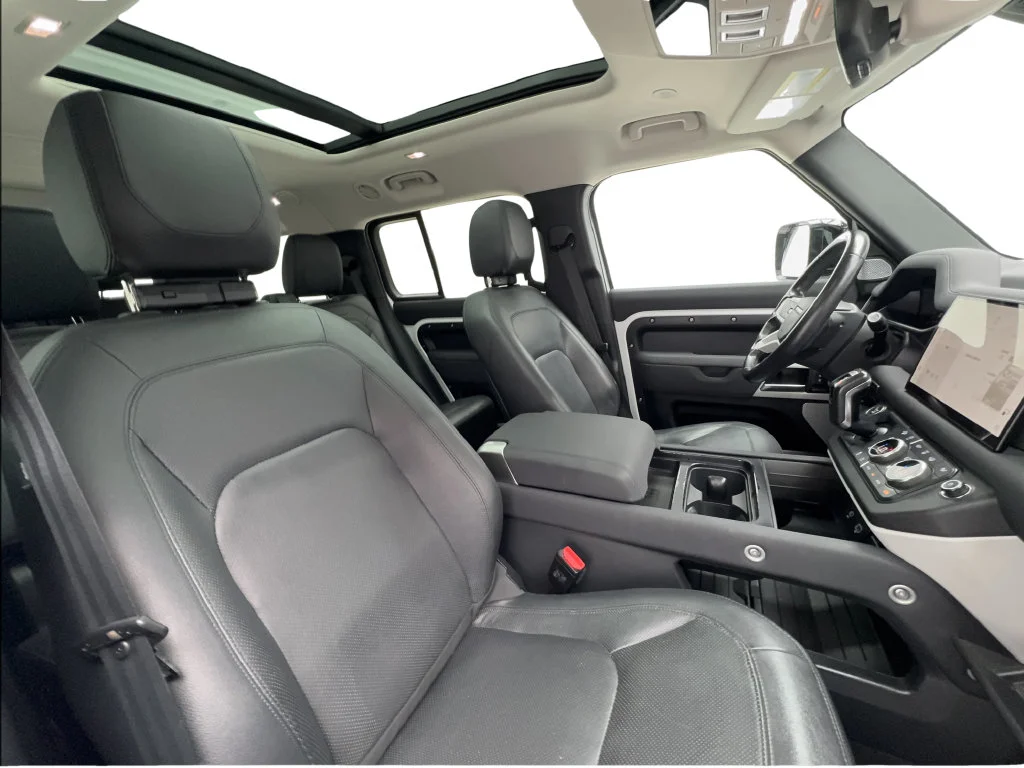 Used 2023 White Land Rover SE image 34