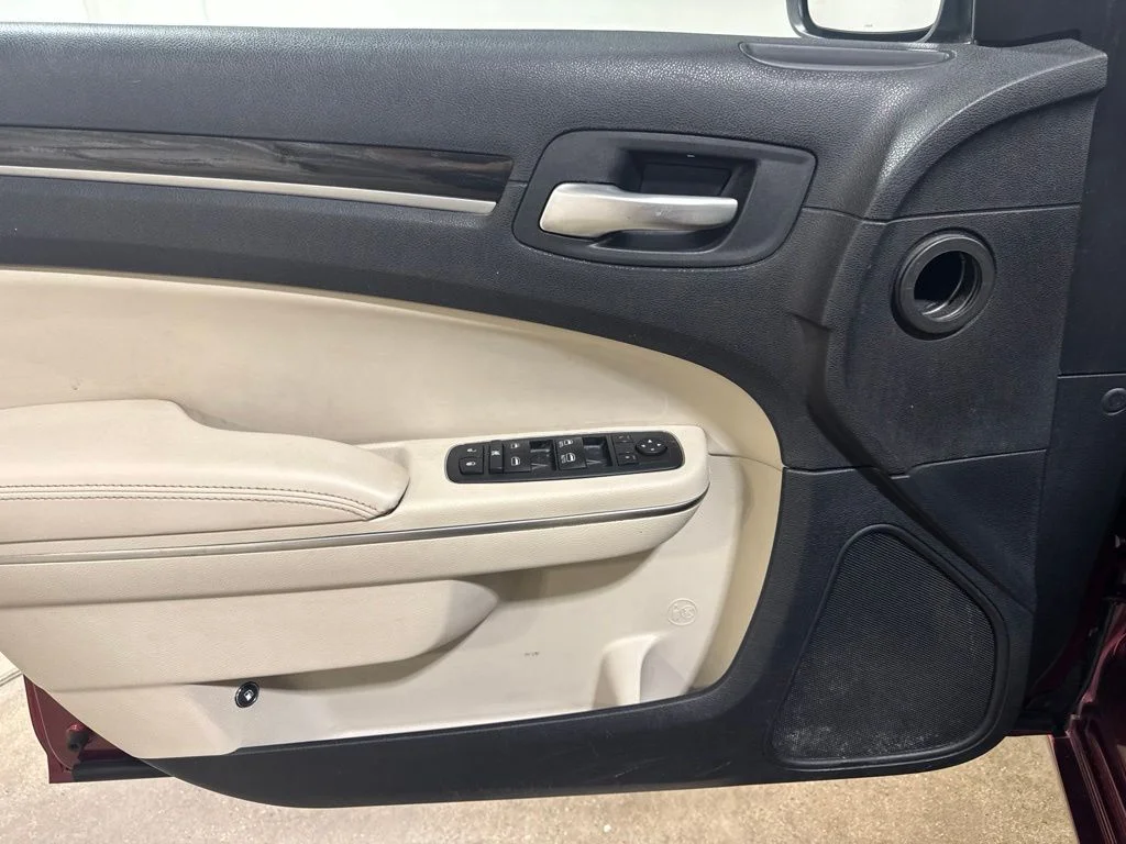 Used 2015 Velvet Chrysler Limited image 17