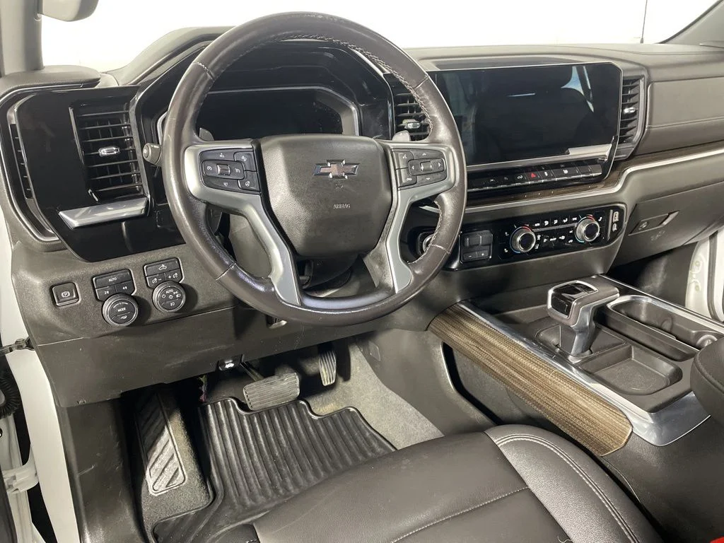 Used 2022 White Chevrolet RST image 9
