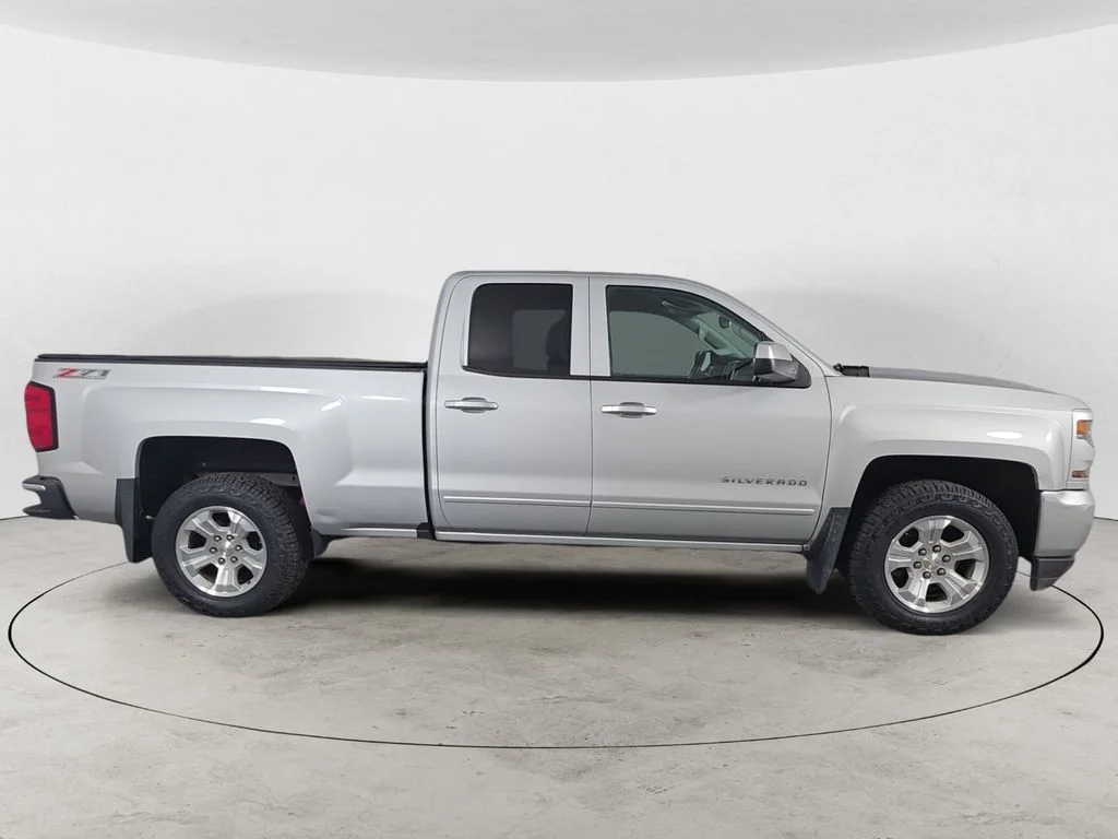 Used 2016 Silver Ice Metallic Chevrolet LT image 4