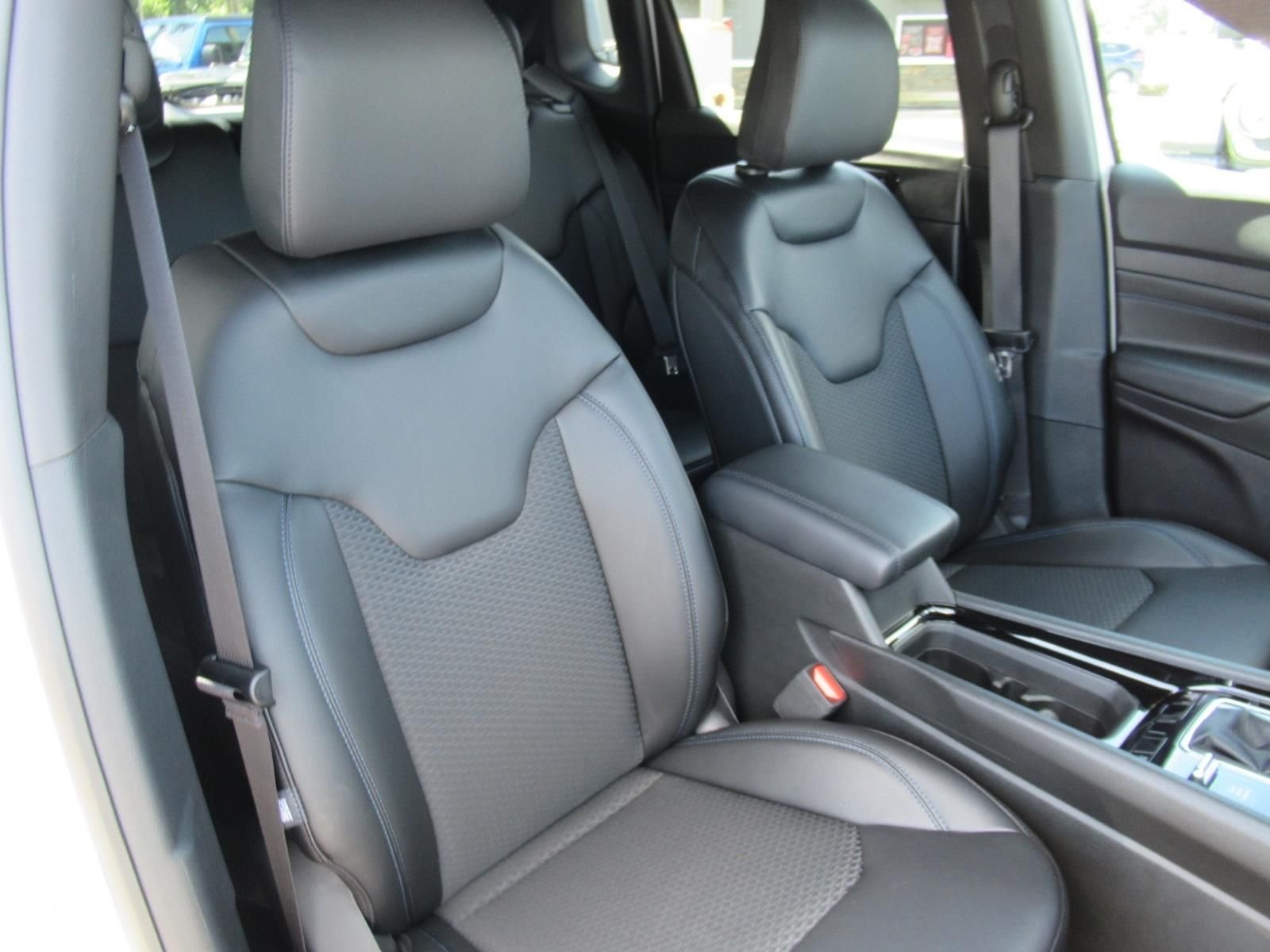 New 2026 Bright White Clear-Coat Exterior Paint Jeep Latitude image 9