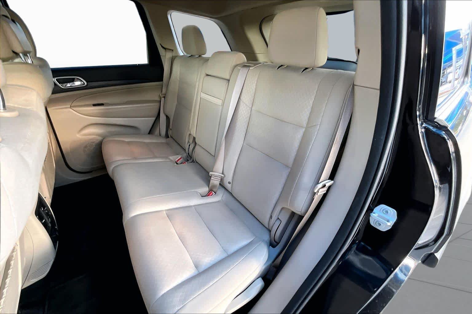Used 2022 Diamond Black Crystal Pearlcoat Jeep Laredo E image 20