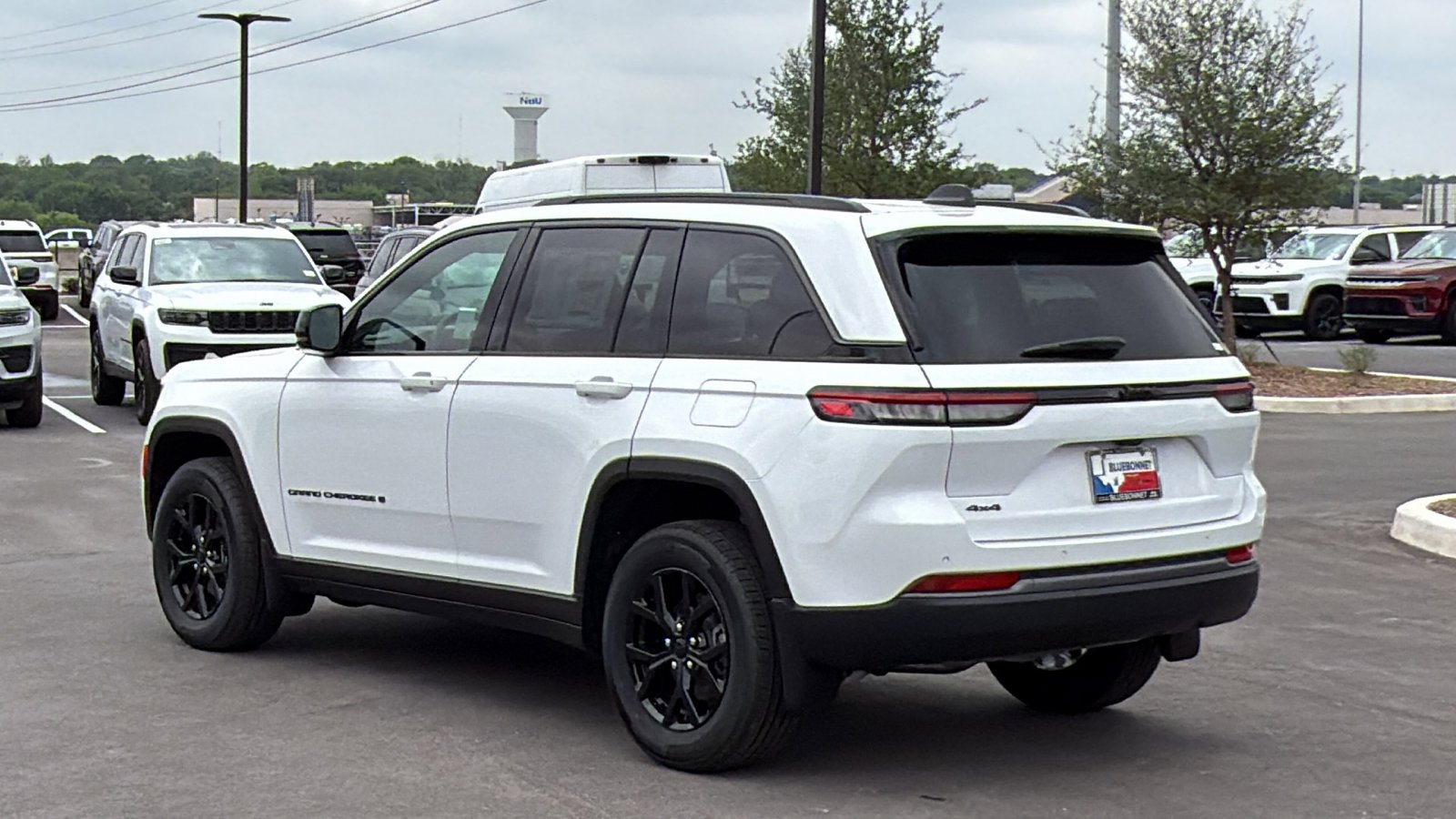 New 2026 Bright White Clear-Coat Exterior Paint Jeep Laredo Altitude image 7