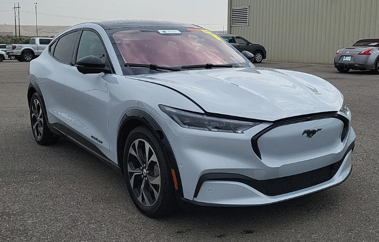 Used 2023 White Ford Premium image 1