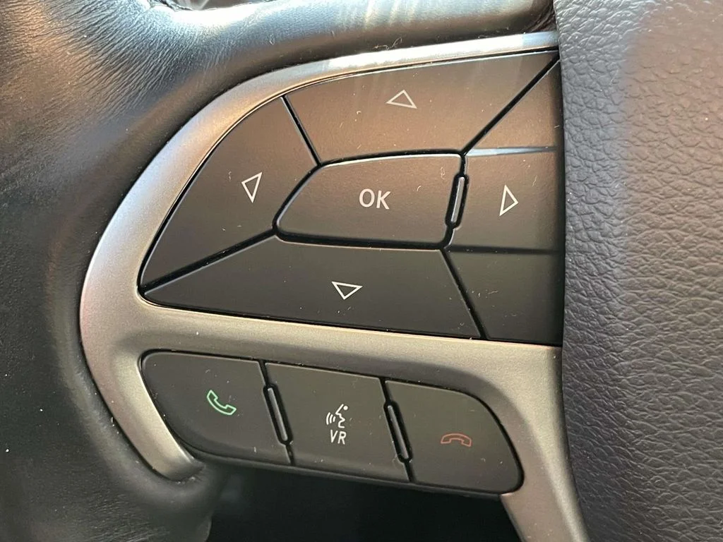 Used 2020 Diamond Black Crystal Pearlcoat Jeep Overland image 10