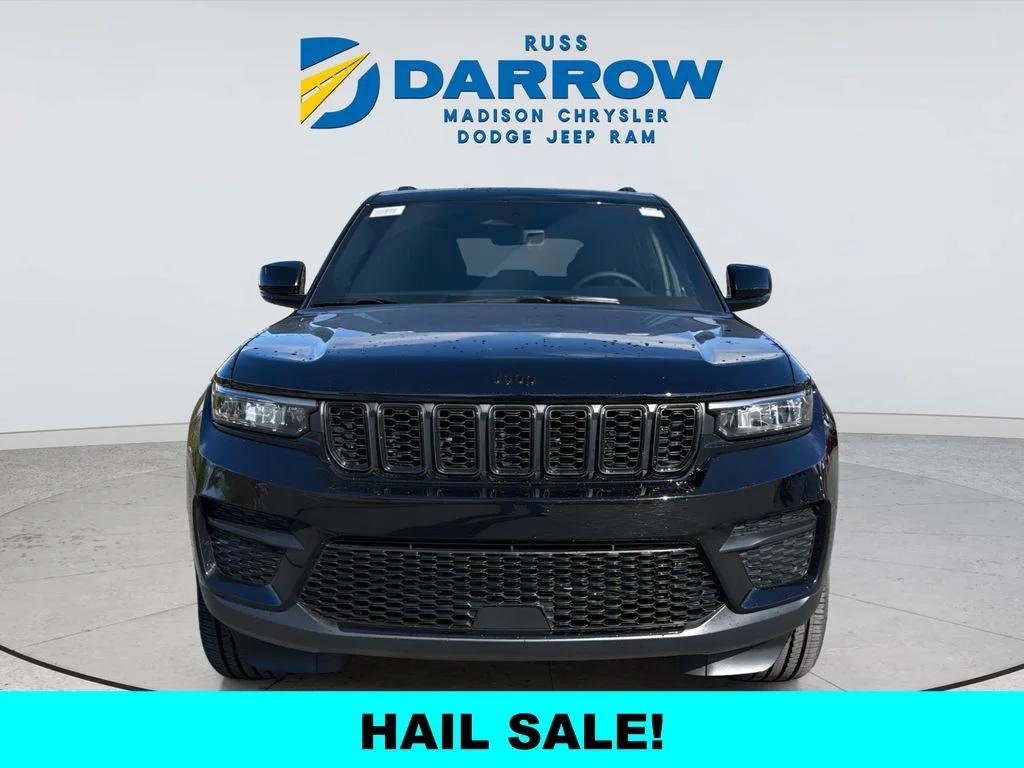 New 2025 Diamond Black Crystal Pearl-Coat Exterior Paint Jeep Laredo image 8