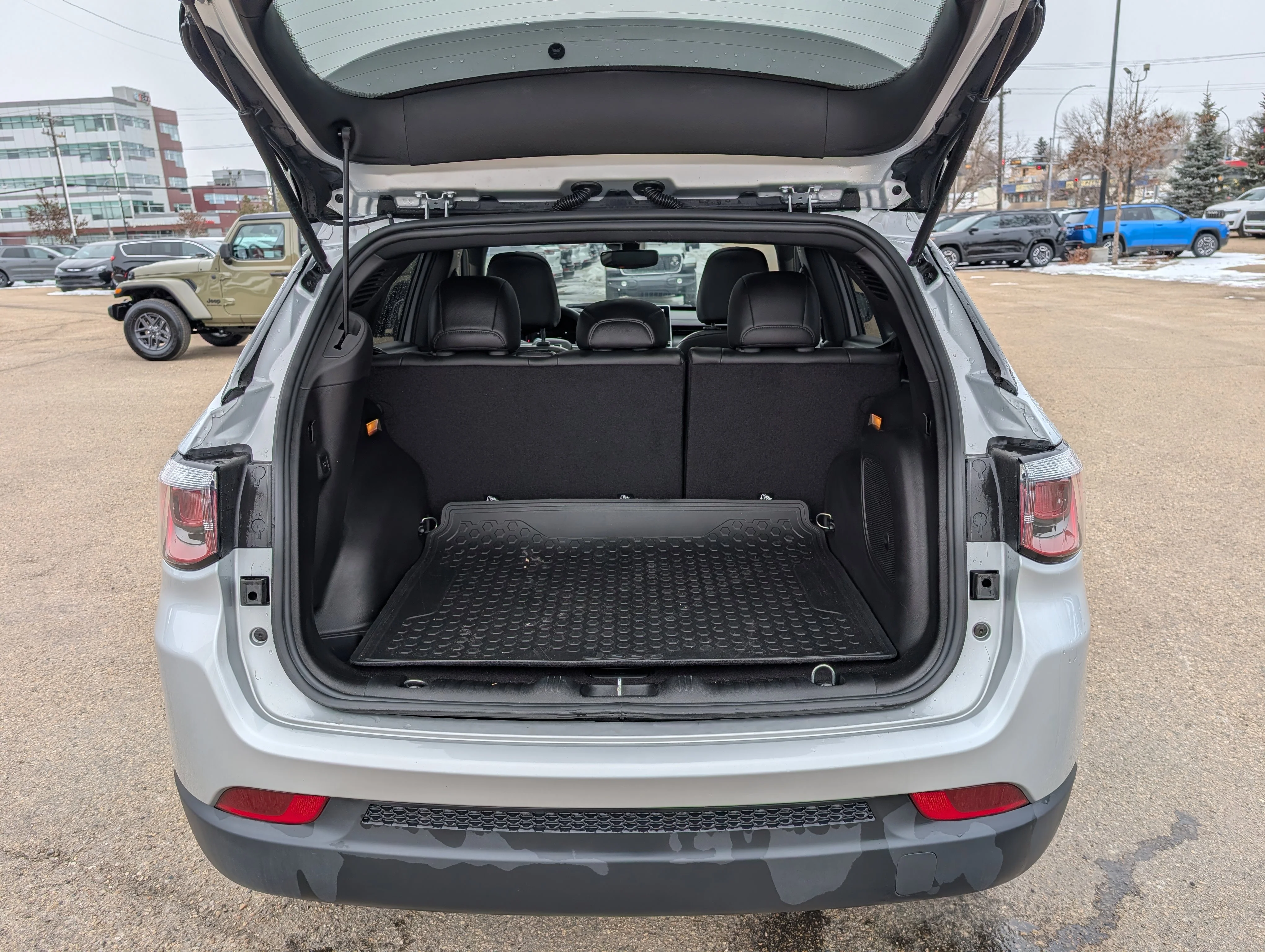 New 2025 Silver Zynith Metallic Jeep Altitude image 6