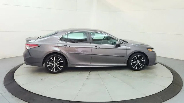 Used 2018 Gray Toyota SE image 11