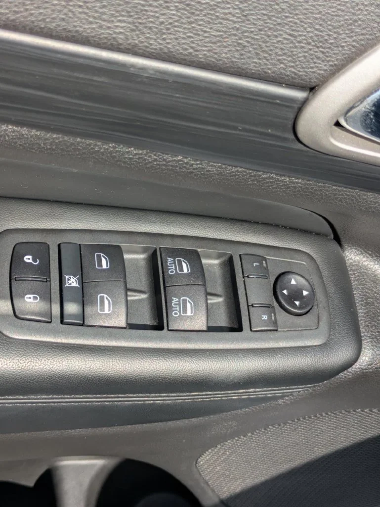 Used 2020 White Jeep Altitude image 17