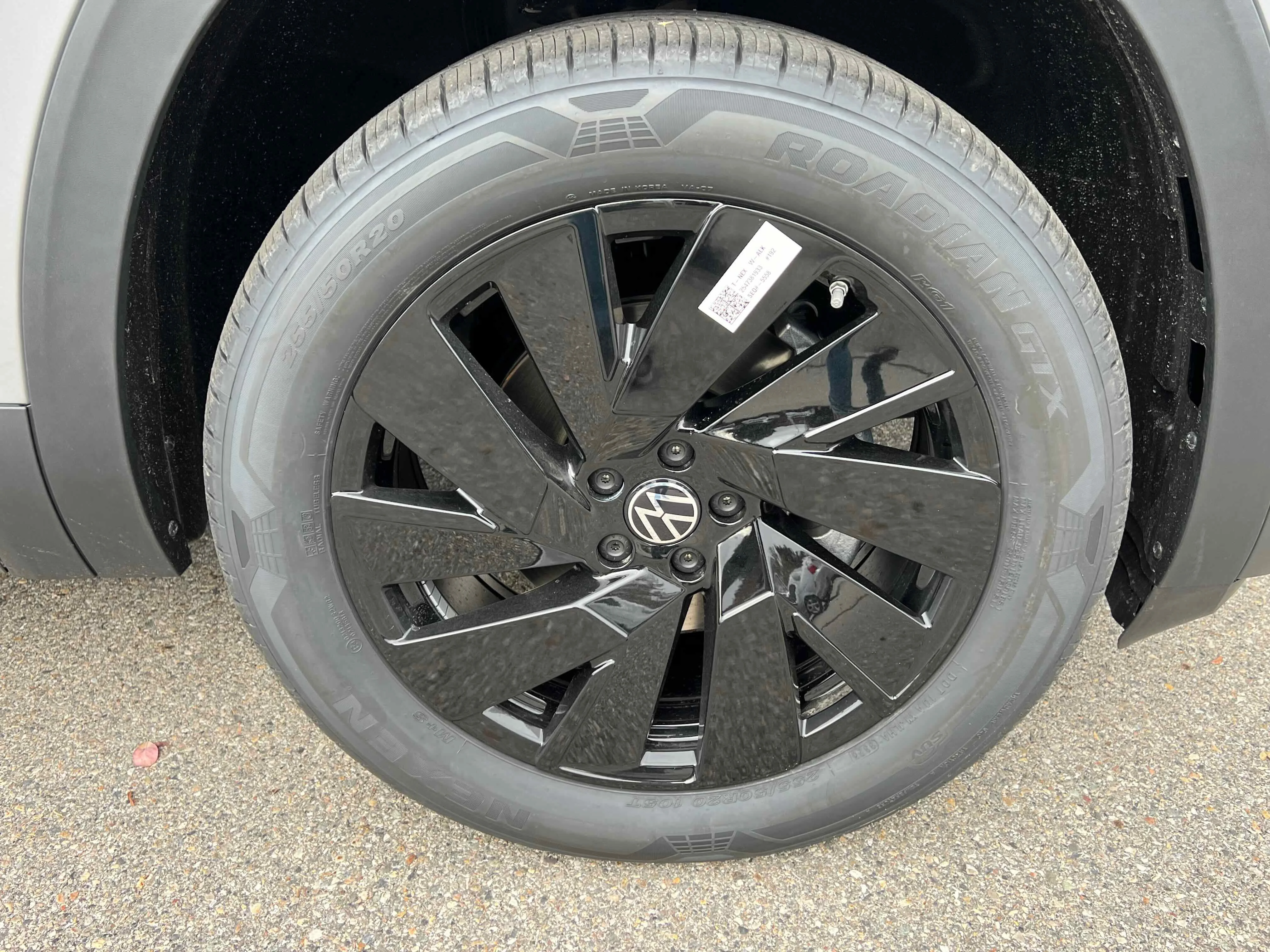 New 2026 Silver Mist Volkswagen 2.0T SE w/Technology image 8