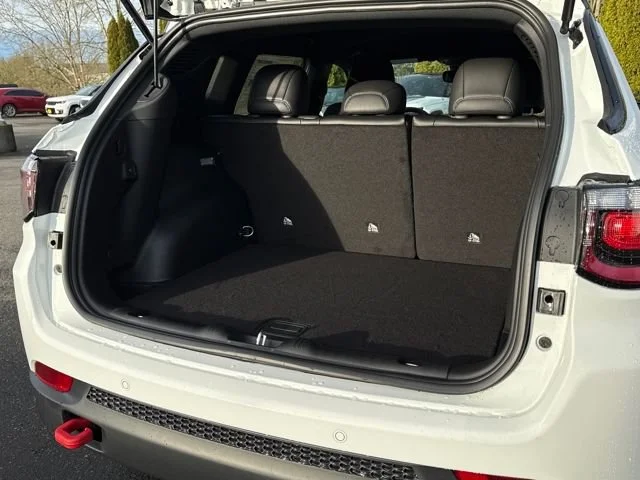New 2026 Bright White Clear-Coat Exterior Paint Jeep Trailhawk image 9