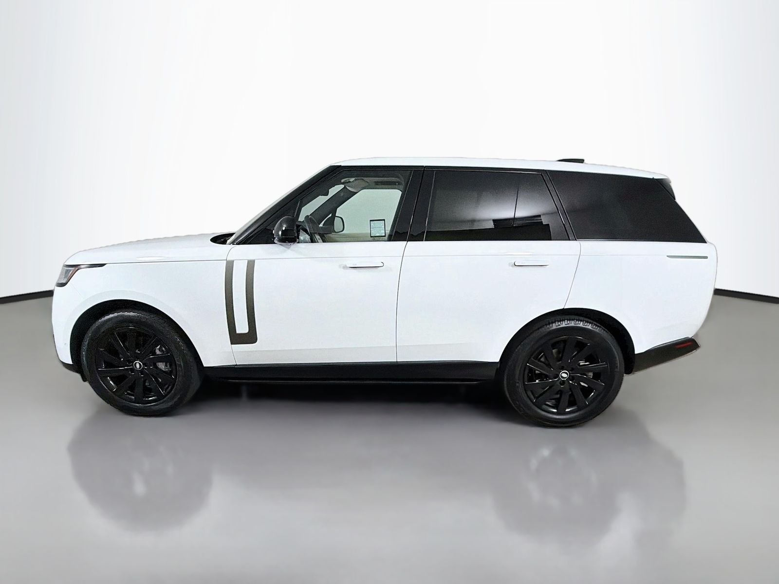 Used 2023 Fuji White Land Rover SE image 2