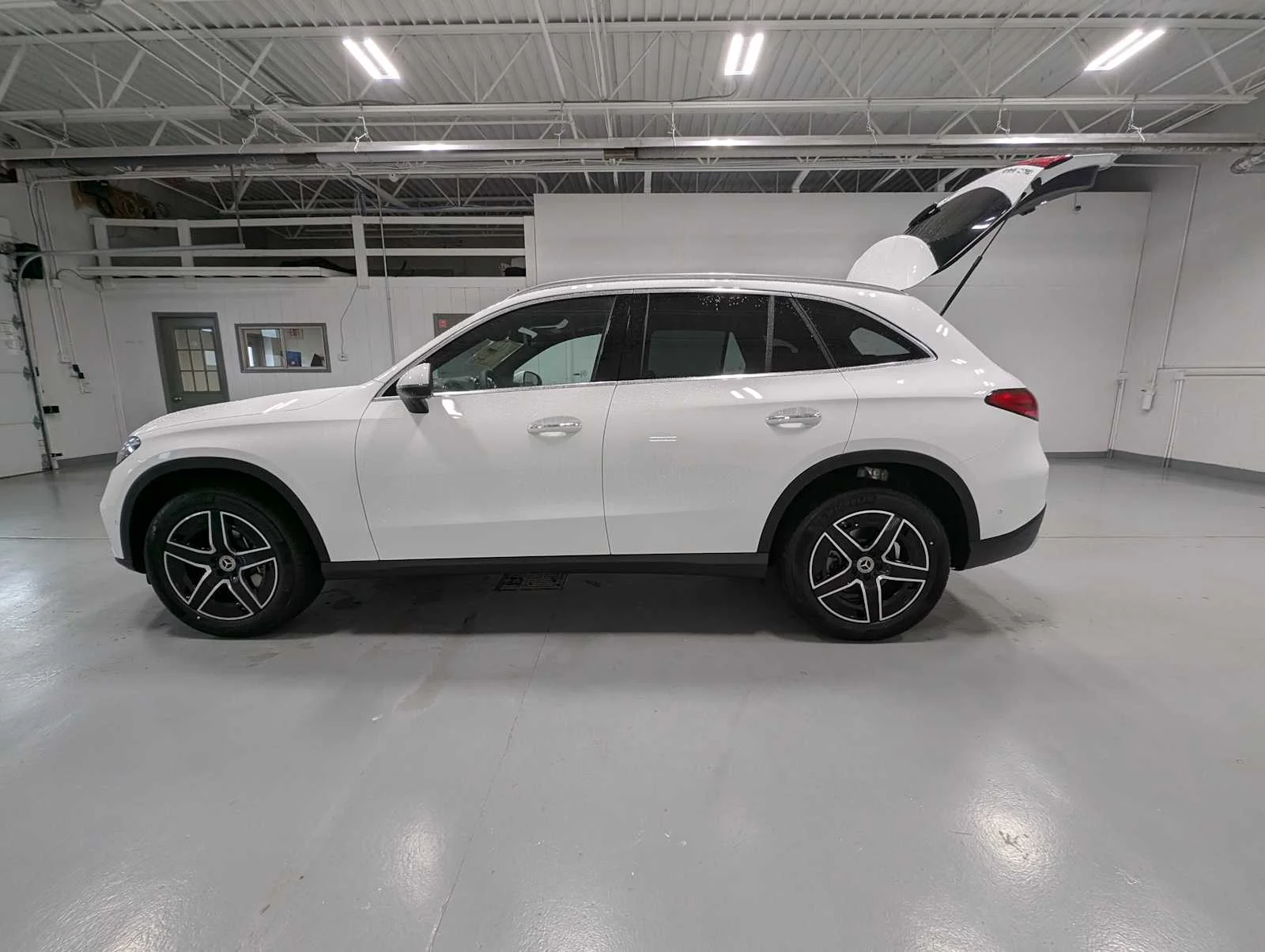 Used 2026 Polar White Mercedes-Benz GLC 300 image 10