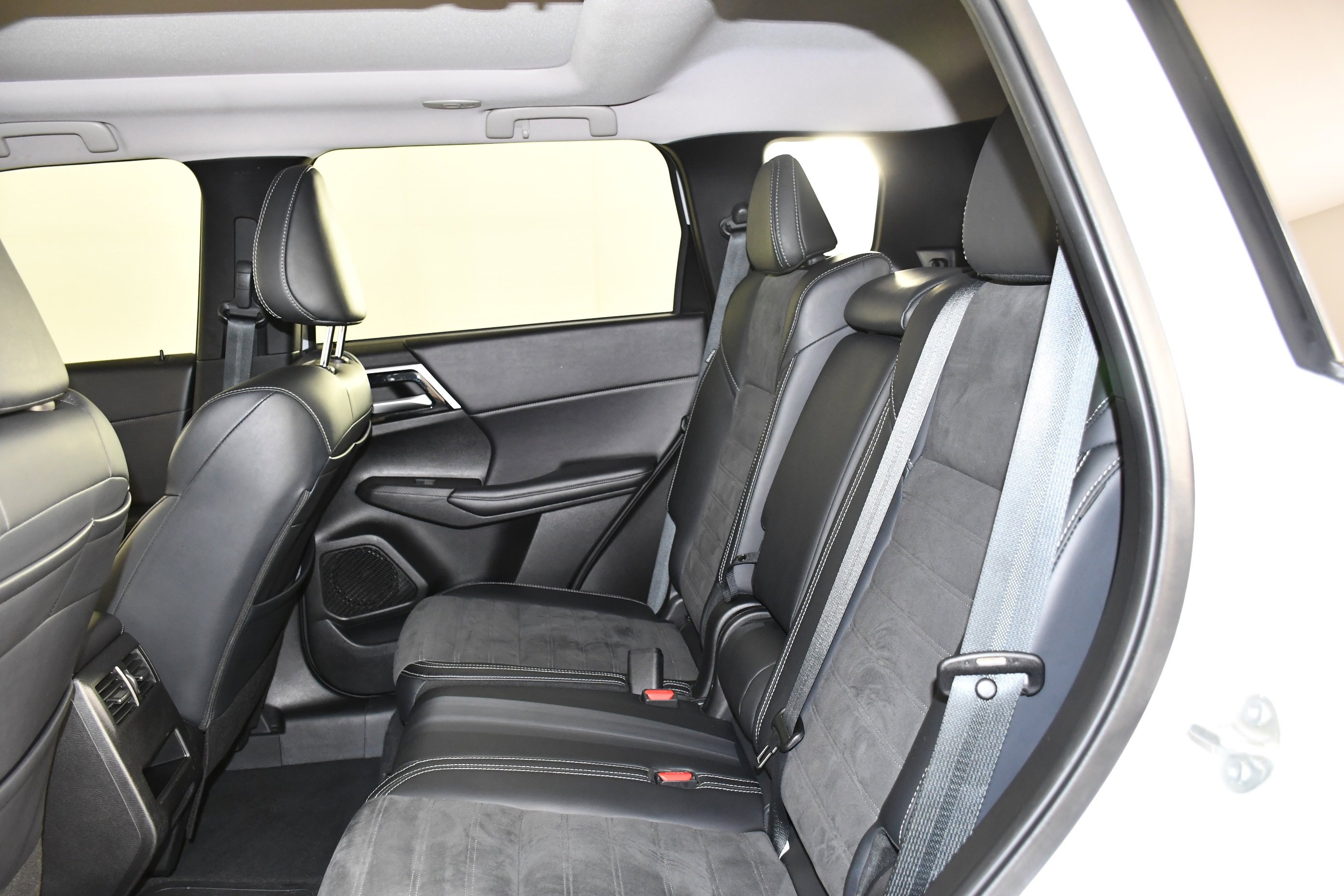 Certified Used 2024 White Diamond Mitsubishi SE image 30
