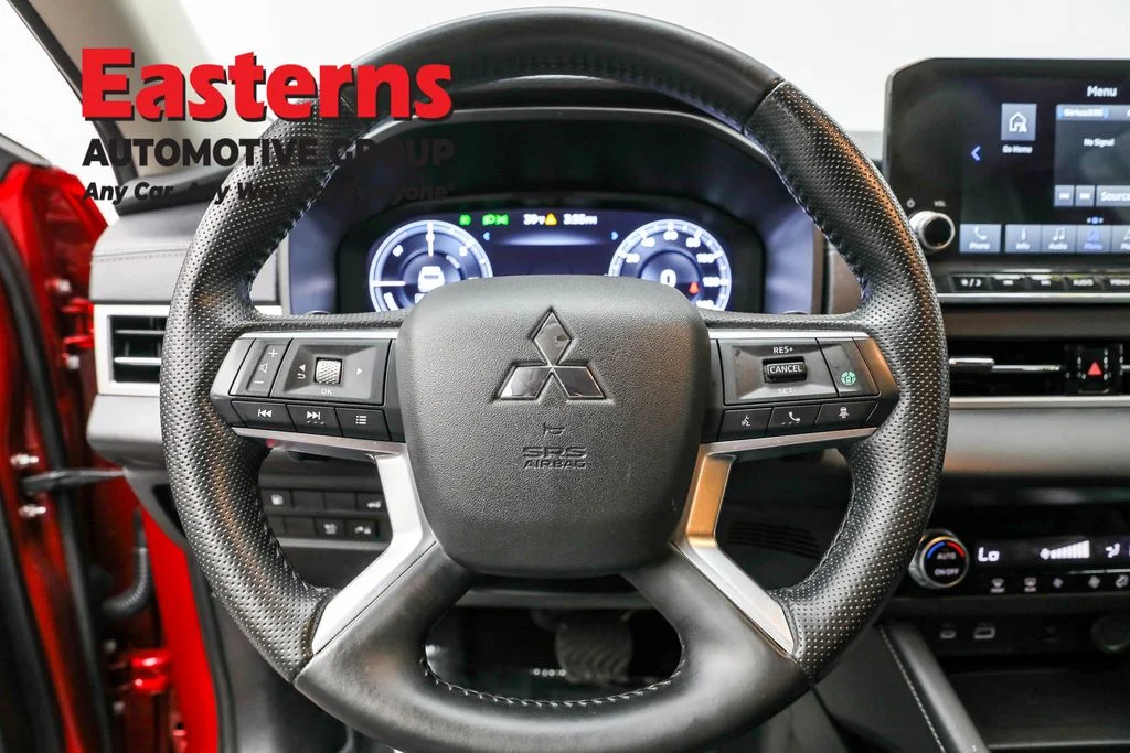 Used 2023 Red Mitsubishi SE image 10