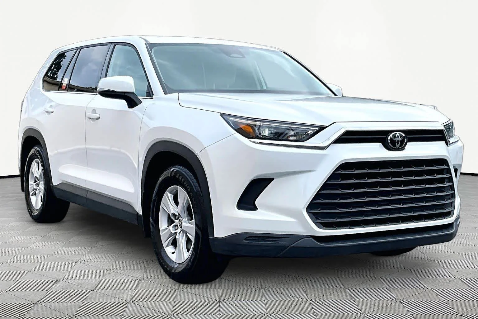Used 2025 Wind Chill Pearl Toyota LE image 3