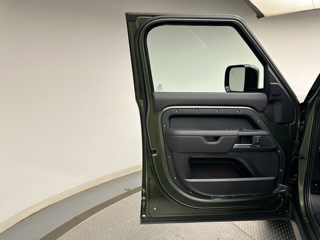 New 2026 Woolstone Green Land Rover X-Dynamic SE image 9