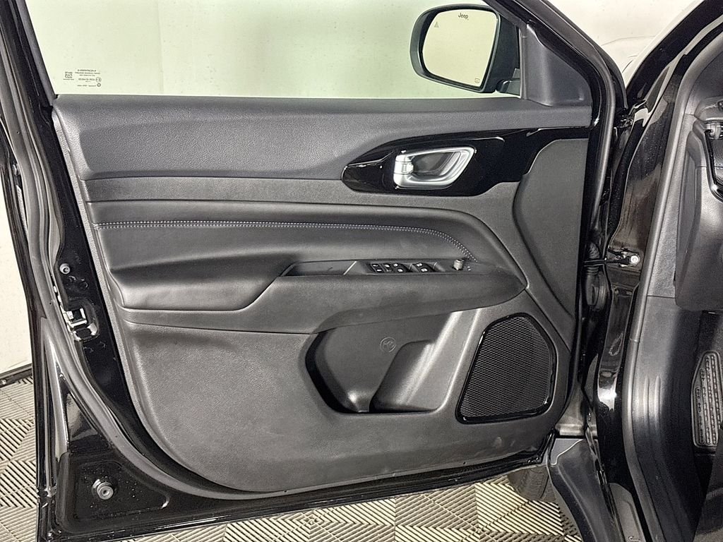 New 2026 Diamond Black Crystal Pearlcoat Jeep Latitude image 10