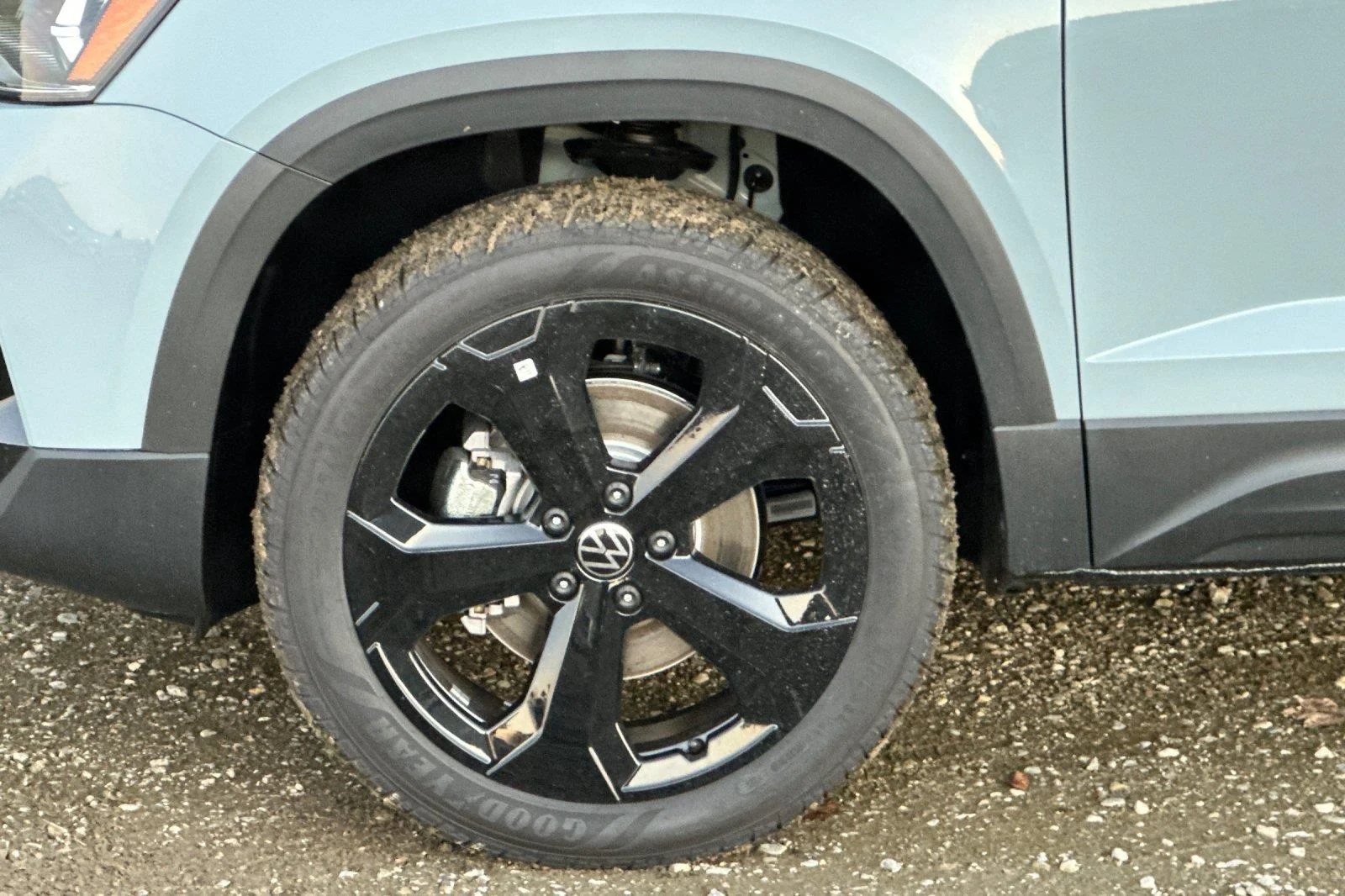 New 2026 Monument Gray w/Deep Black Roof Volkswagen SE Black image 25