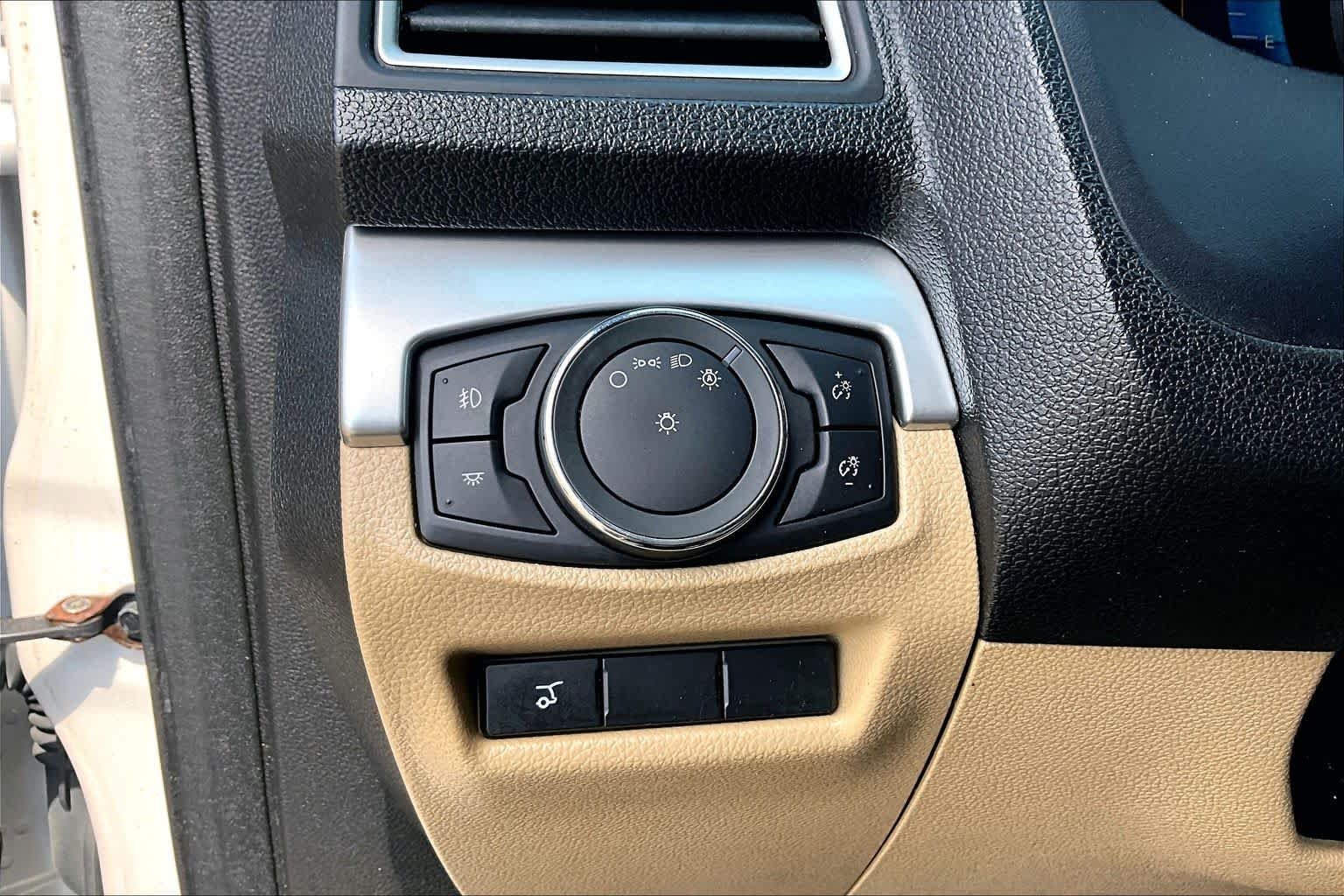 Used 2017 White Platinum Metallic Tri-Coat Ford XLT image 36