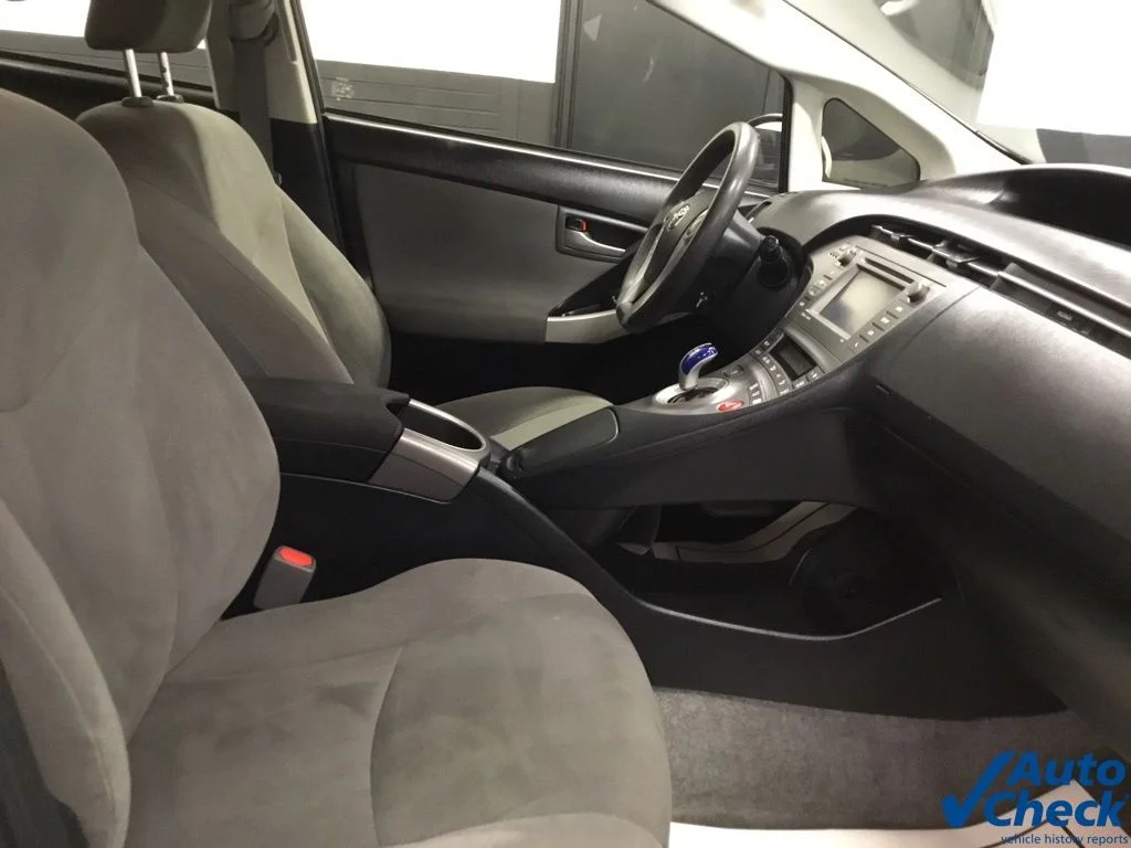 Used 2015 Silver Toyota Three image 38