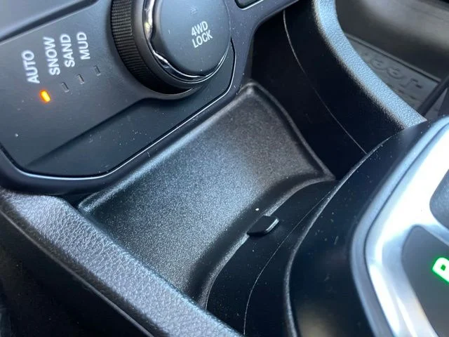 Used 2018 Blue Jeep Latitude image 24