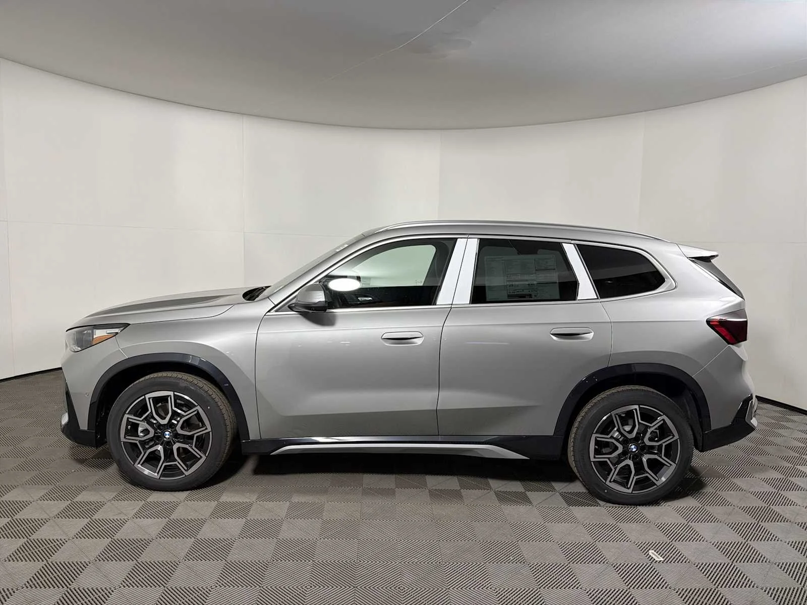New 2026 Space Silver Metallic BMW xDrive28i image 4