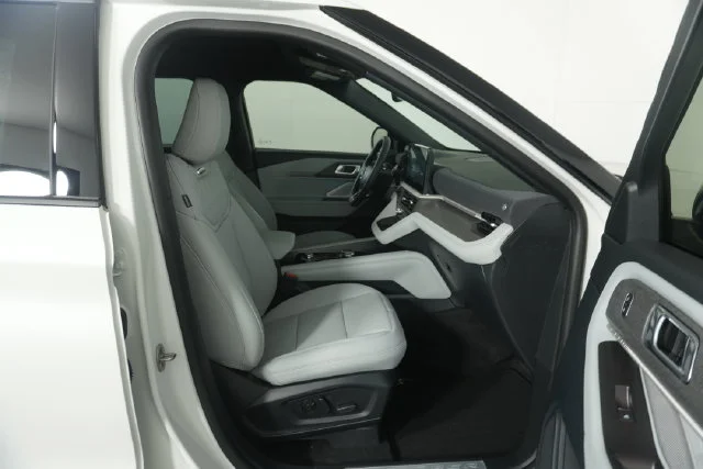 New 2027 Star White Metallic Tri-Coat Ford Platinum™ image 33