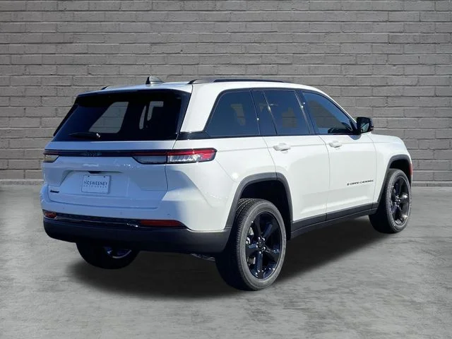New 2025 Bright White Clear-Coat Exterior Paint Jeep Altitude image 3