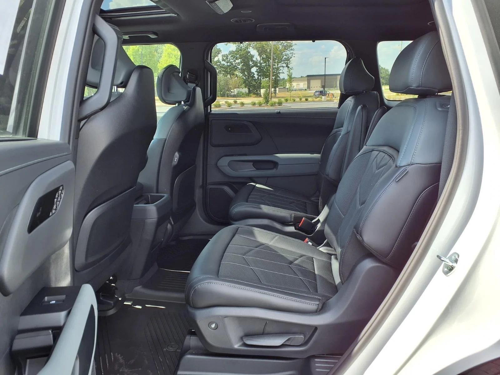 New 2027 Glacial White Pearl Kia X-Line SX image 16