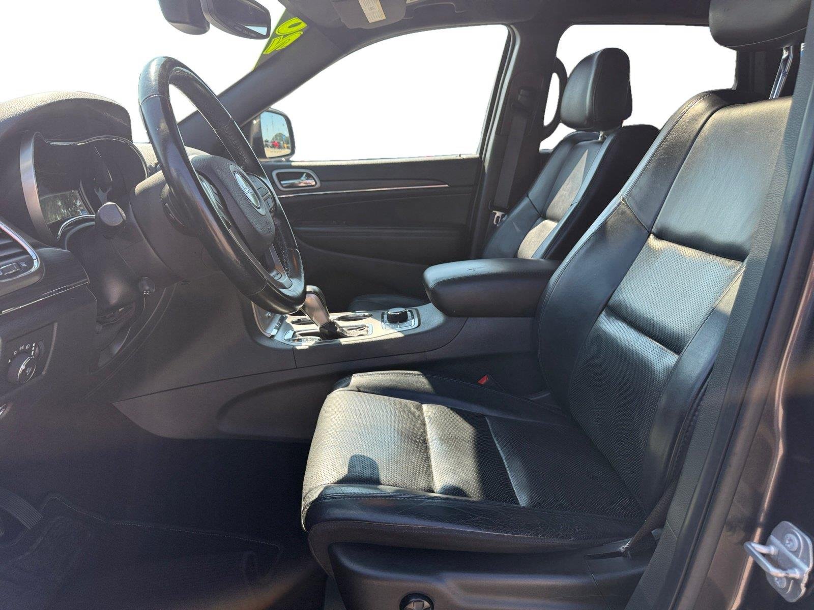 Used 2020 Diamond Black Crystal Pearlcoat Jeep Limited image 13