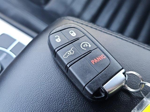 Used 2018 Billet Silver Metallic Clearcoat Jeep  image 34